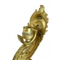 Duży kinkiet z ornamentem akantowym. Mosiądz złocony